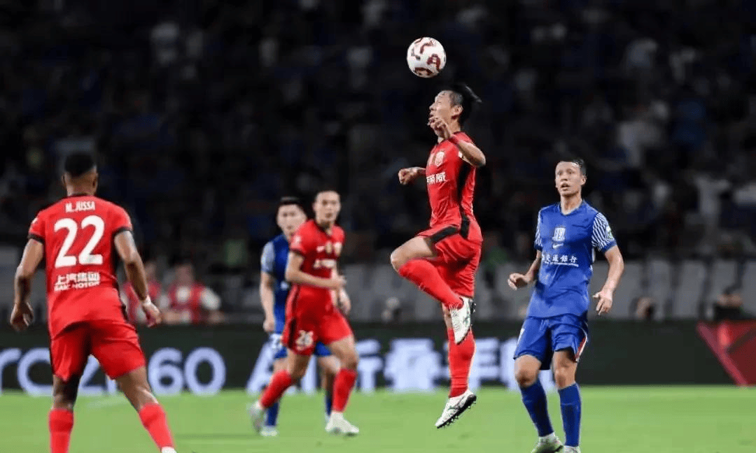 足球场上新意盎然，赛事反转争议不断的简单介绍