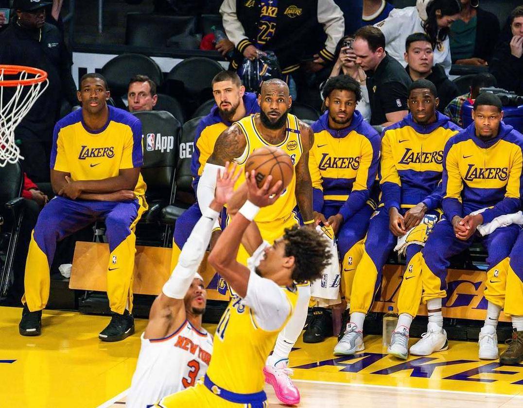 九游app下载-詹姆斯引领湖人取胜，全队展现出色团队凝聚力
